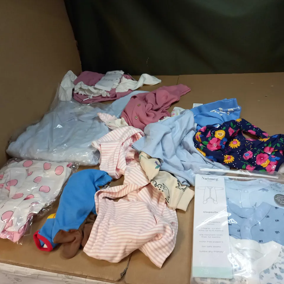 BOX OF APPROX. 40 ASSORTED CHILDRENS CLOTHING VARYING IN SIZE/COLOUR/STYLE TO INCLUDE:  TOPS, JEANS, JUMPERS