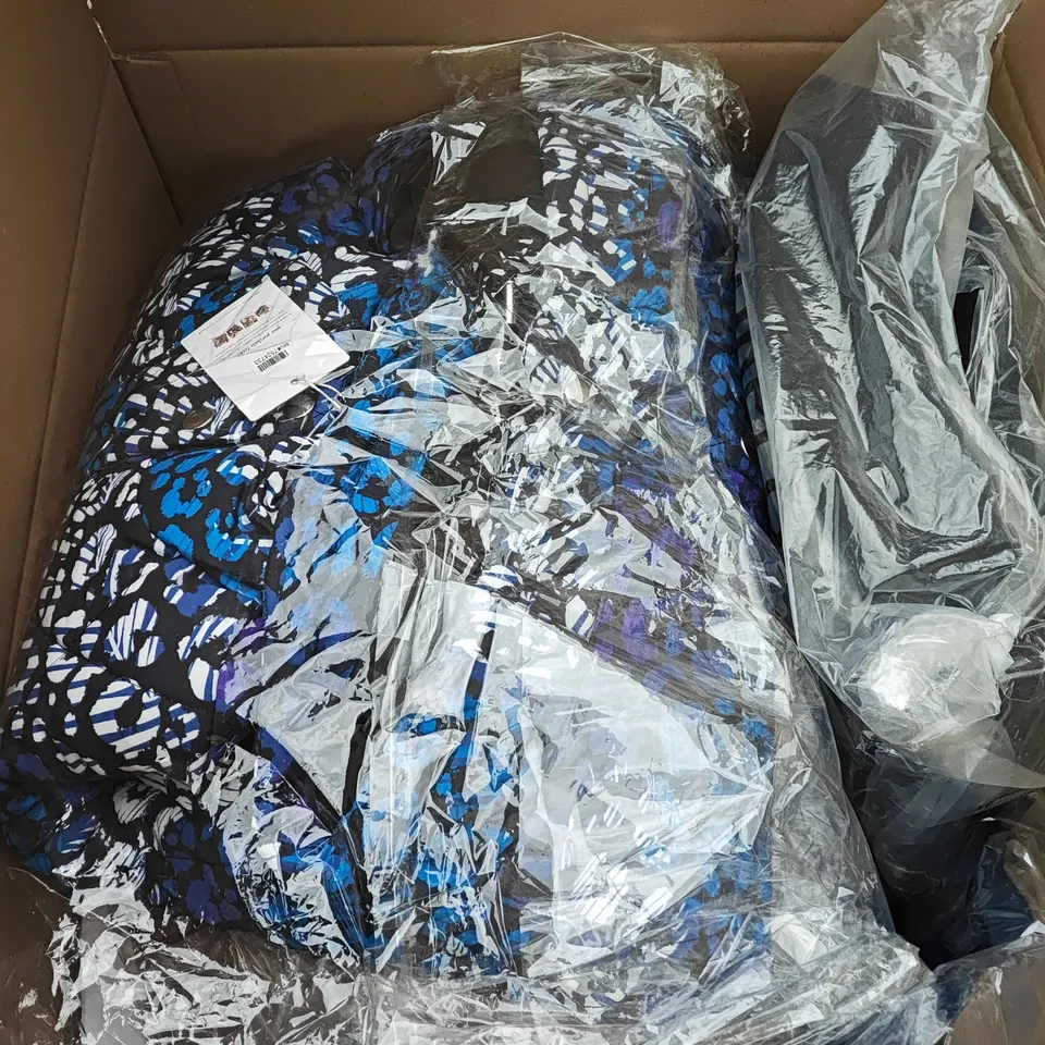 BOX OF APPROXIMATELY 15 ASSORTED CLOTHING AND SHOE ITEMS IN VARIOUS STYLES , COLOURS AND SIZES