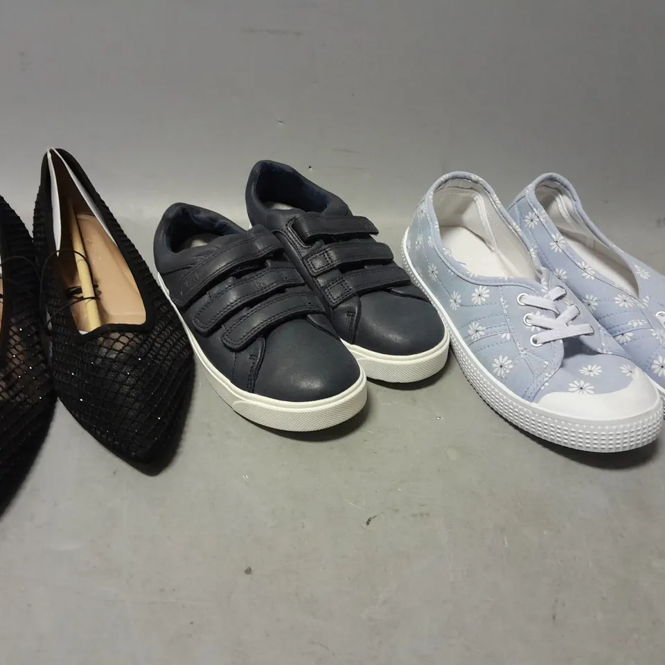 APPROXIMATELY 20 ASSORTED PAIRS OF SHOES AND FOOTWEAR ITEMS IN VARIOUS STYLES AND SIZES TO INCLUDE NEW LOOK, CLARKS, LILLEY, ETC