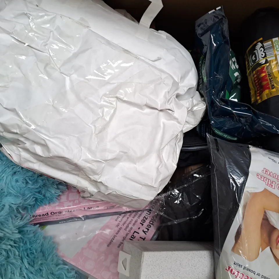 BOX OF APPROXIMATELY 20 ASSORTED HOUSEHOLD ITEMS TO INCLUDE AQUARIUM SAND, WATERPROOF CAST & BANDAGE PROTECTOR, ETC