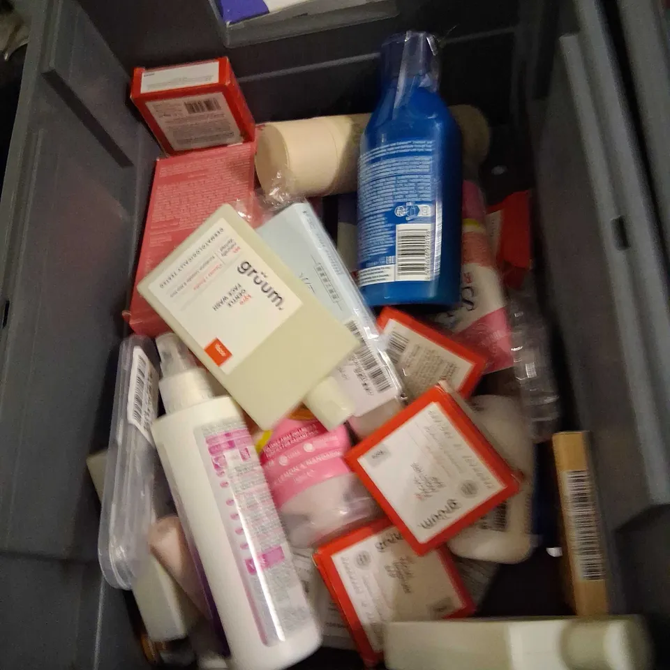LARGE QUANTITY OF ASSORTED HEALTH AND BEAUTY PRODUCTS TO INCLUDE; EOS, ALPECIN, GRUUM AND EIGHT TRIPLE EIGHT