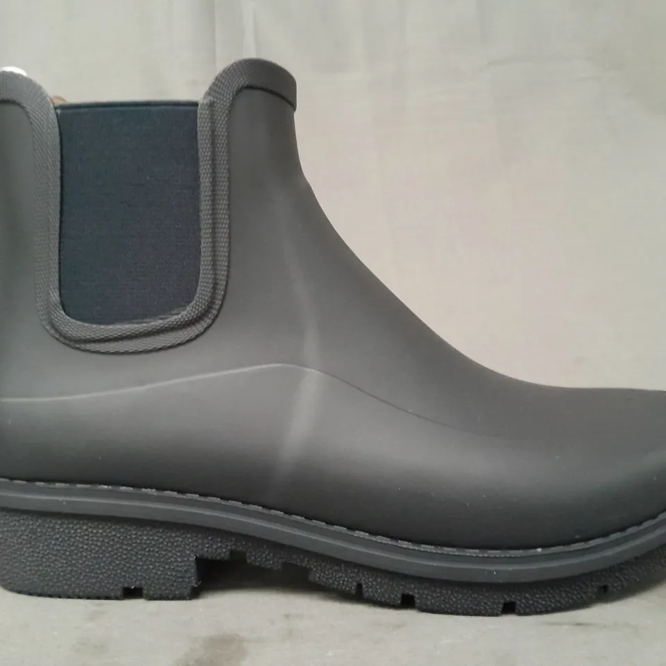 BOXED PAIR OF FITFLOP WONDERWELLY CHELSEA BOOTS IN MIDNIGHT NAVY UK SIZE 7