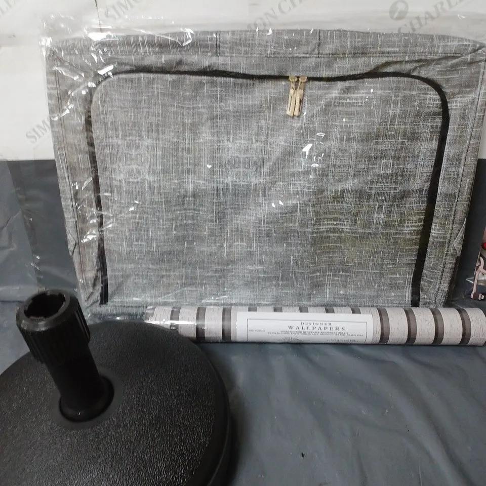 APPROXIMATELY 15 ASSORTED HOUSEHOLD ITEMS TO INCLUDE PARASOL BASE, WALLPAPER AND STORAGE BOXES