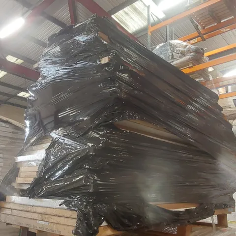 PALLET CONTAINING A VERY LARGE QUANTITY OF ASSORTED DOORS