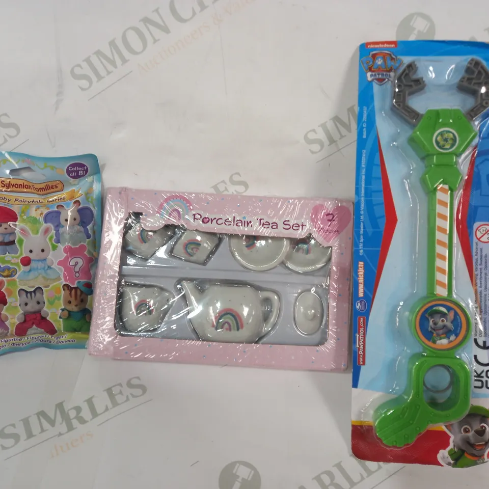 BOX OF APPROXIMATELY 15 ASSORTED TOYS AND GAMES TO INCLUDE PORCELAIN TEA SET, PAW PATROL GRABBER, ETC