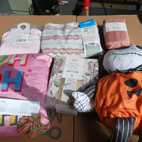 BOX OF APPROXIMATELY 15 ASSORTED BEDDING AND SOFT FURNISHING ITEMS TO INCLUDE - DUVET SETS, FITTED SHEETS, AND THROW PILLOW ETC.