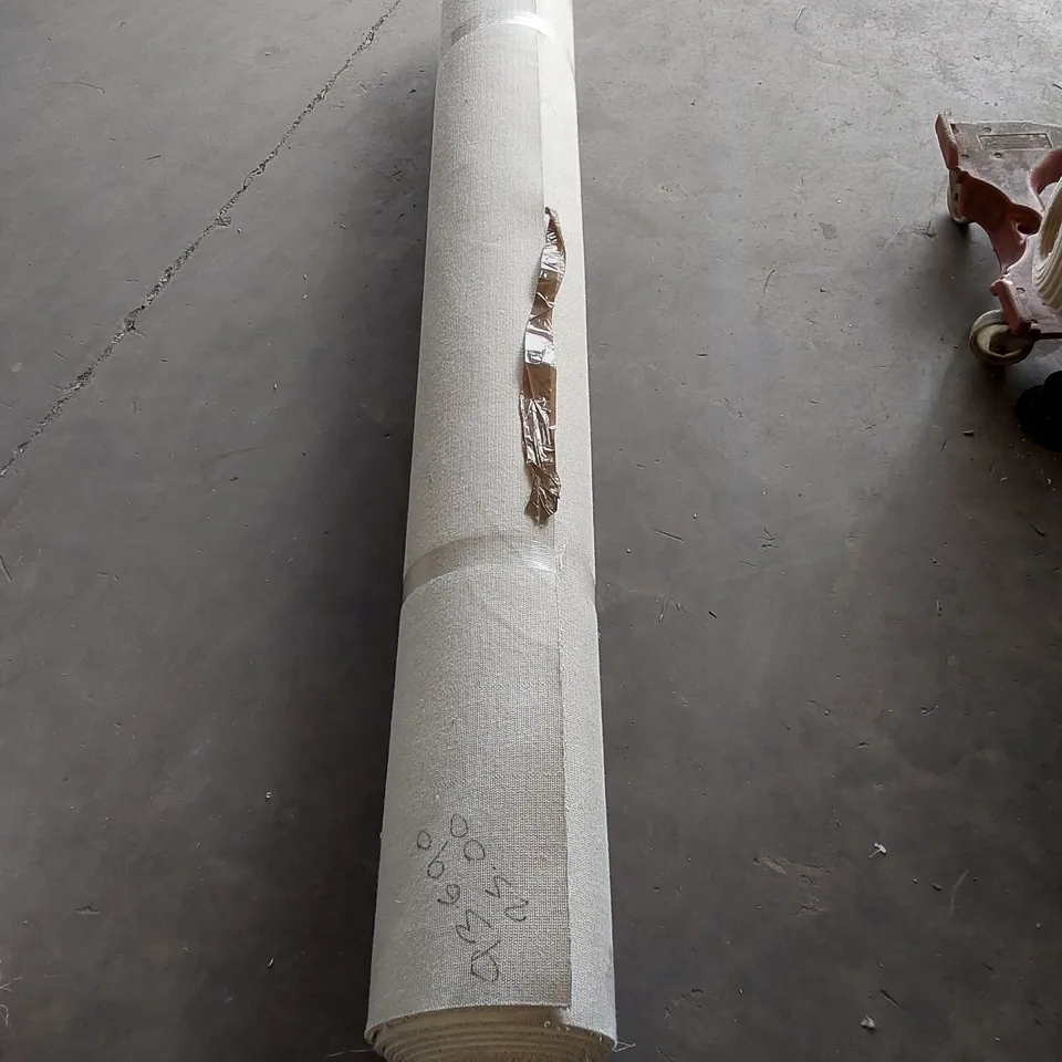 ROLL OF QUALITY DIMENSIONS CARPET // SIZE: APPROX 2 X 4m