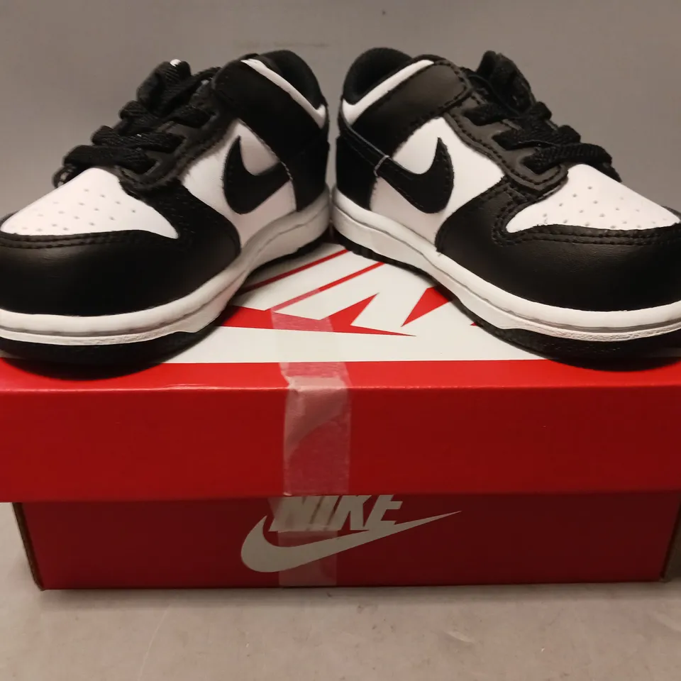 BOXED PAIR OF NIKE DUNK LOW KIDS SHOES IN BLACK/WHITE UK SIZE 6.5
