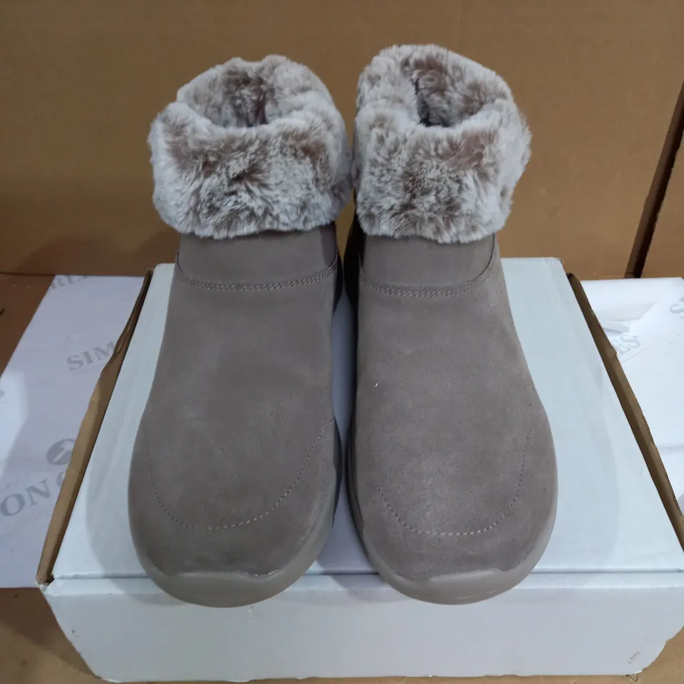 SKECHERS CHUG BOOT IN DEEP TAUPE UK SIZE 7