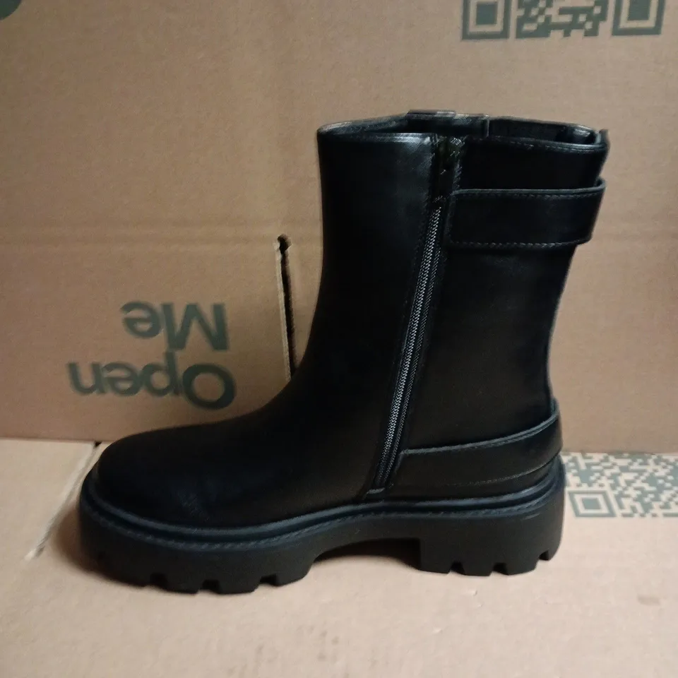 BOXED WOMEN'S BLACK KNEE-HIGH BOOTS WITH BUCKLED STRAPS AND SIDE ZIP, CHUNKY LUG SOLE - 39