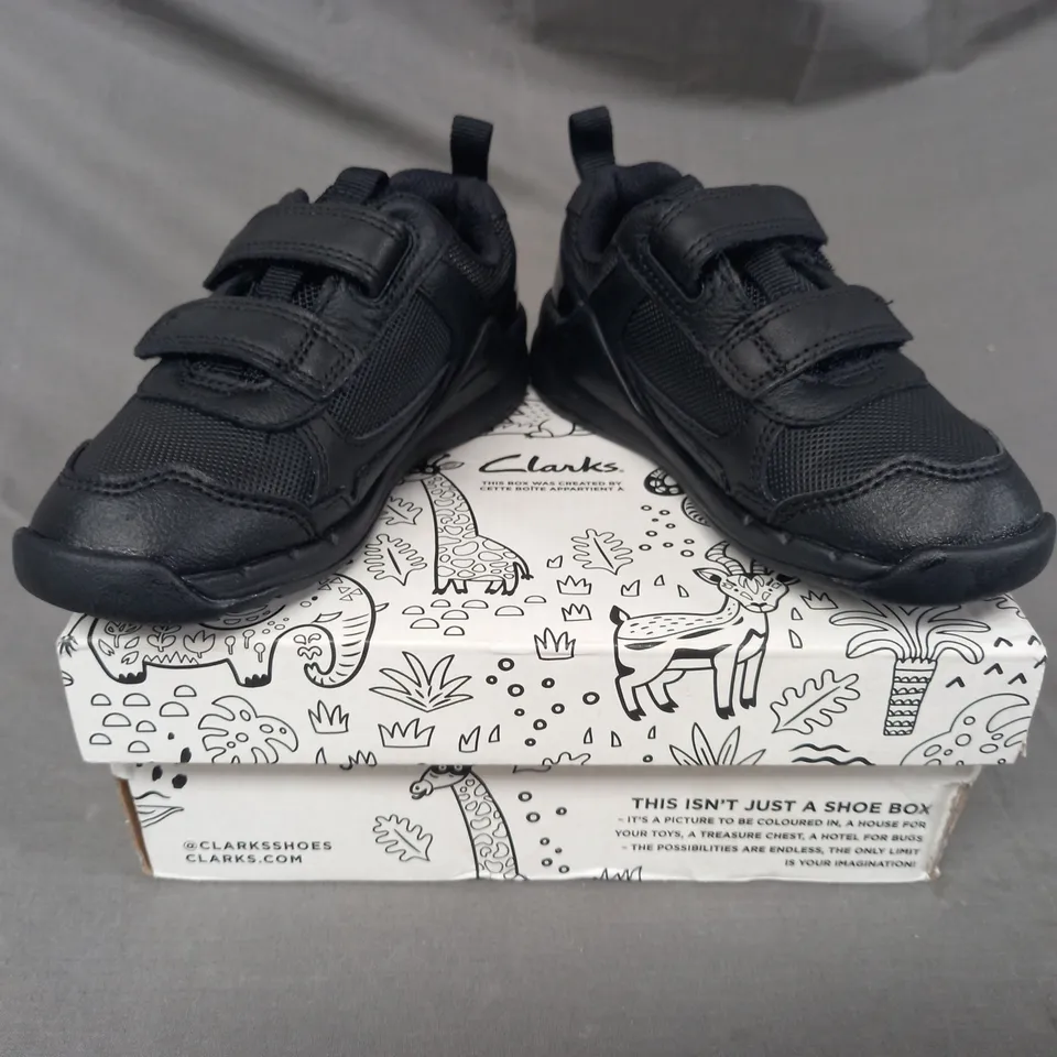 BOXED PAIR OF CLARKS ORBIT SPRINT KIDS SHOES IN BLACK UK SIZE 9.5