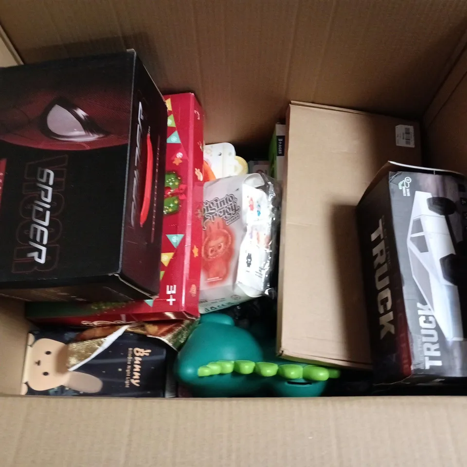 ASSORTED CHILDREN'S TOYS & GAMES LOT TO INCLUDE CUBE TRACK, JIGSAW PUZZLE AND COLOURFUL KAROKE SYSTEM