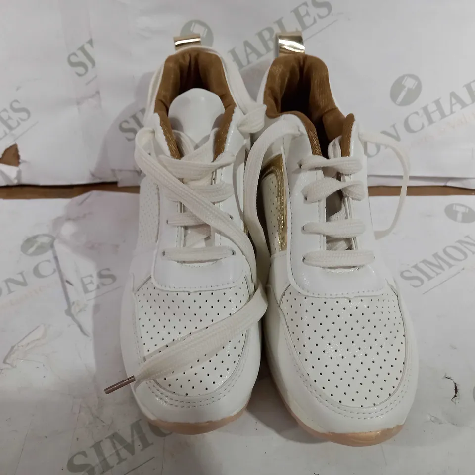 PAIR OF DESIGNER LACE UP TRAINERS IN WHITE/SILVER/FLESH PINK - SIZE UNSPECIFIED