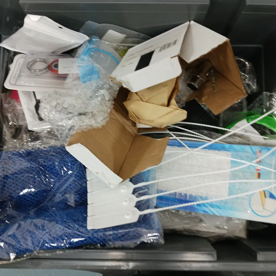 APPROXIMATELY 10 ASSORTED HOUSEHOLD ITEMS TO INCLUDE PET HAIR REMOVAL COMB, KITCHEN HELP CHOPPER, KEY HOLDER, ETC