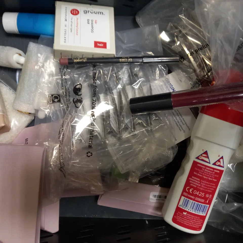 LOT OF APPROXIMATELY 20 ASSORTED HEALTH & BEAUTY ITEMS, TO INCLUDE ESTRID, SHEET MASK, ESSENTIAL OIL, ETC