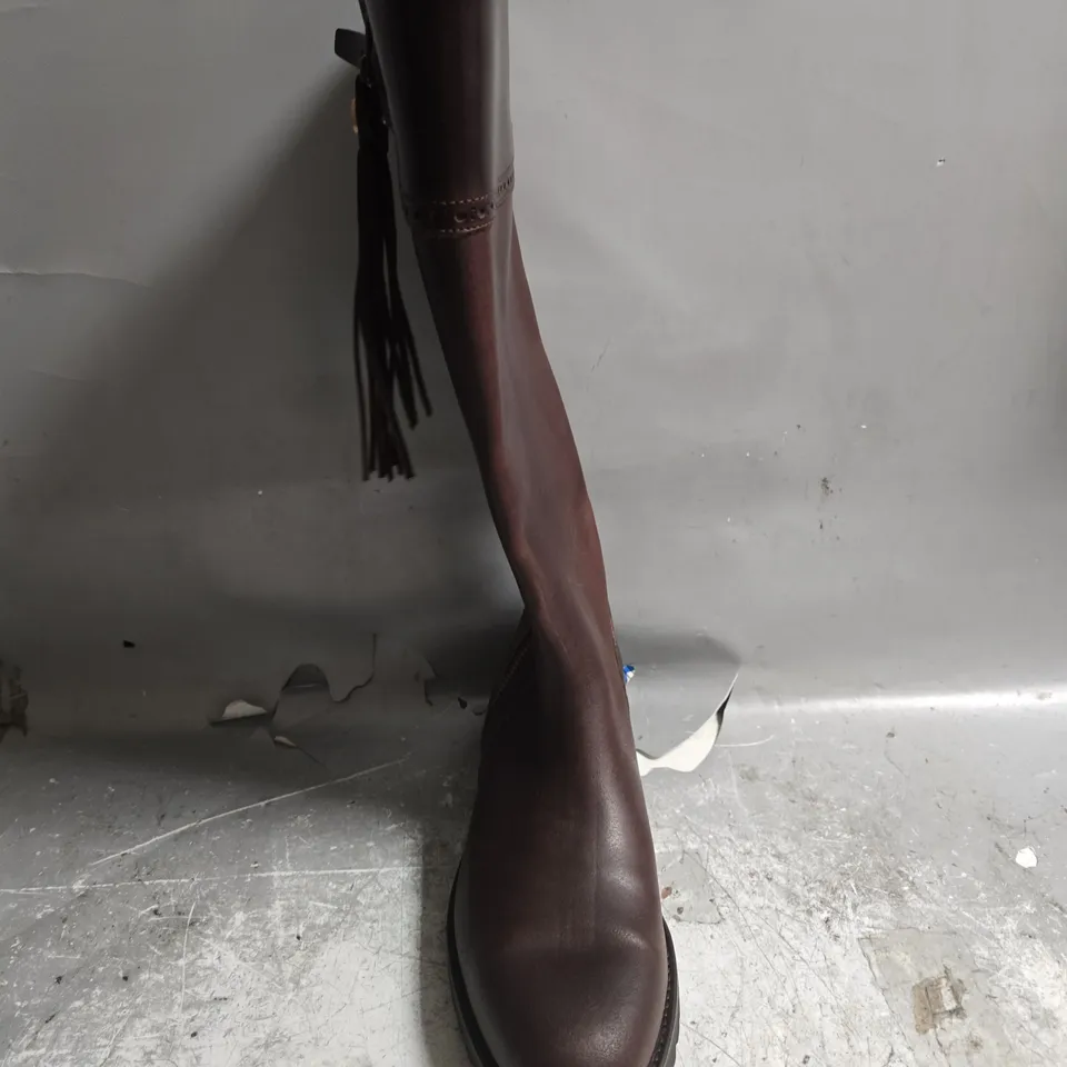 UNBOXED PAIR OF SPANISH BOOT CO KNEE HIGH ZIP BOOTS IN BROWN - SIZE 43