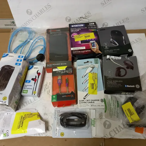 LOT OF APPROX. 12 ASSORTED TECH ITEMS TO INCLUDE EARPHONES, CHARGING CABLES, BLUETOOTH SPEAKER ETC