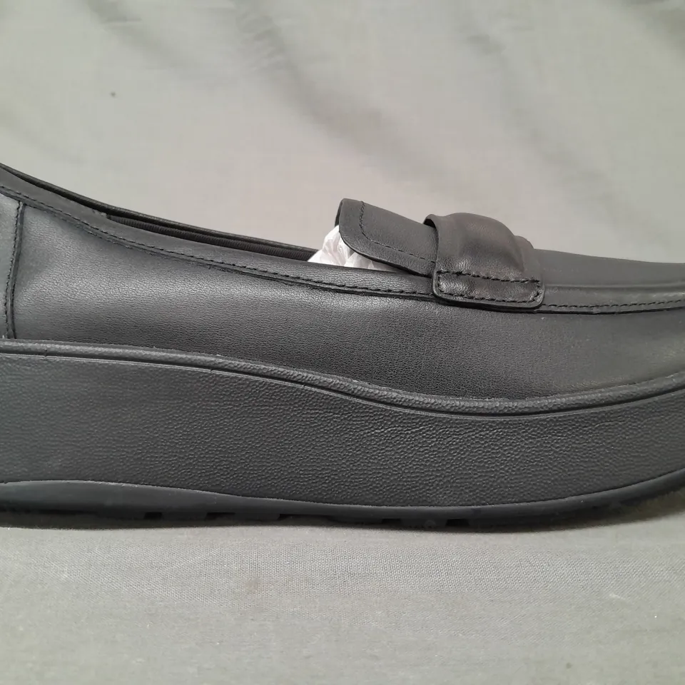 BOXED PAIR OF FITFLOP PADDED DETAIL FLATFORM LOAFERS IN BLACK UK SIZE 8