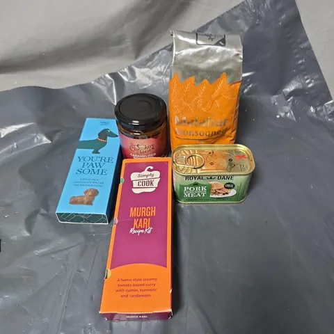 APPROXIMATELY 15 ASSORTED FOOD ITEMS TO INCLUDE - ROYAL DANE PORK LUNCHEON MEAT CAN, THE CHESHIRE CHEESE CARAMELISED RED ONION CHUTNEY AND SIMPLY COOK MURGH KARI RECEIPE KIT