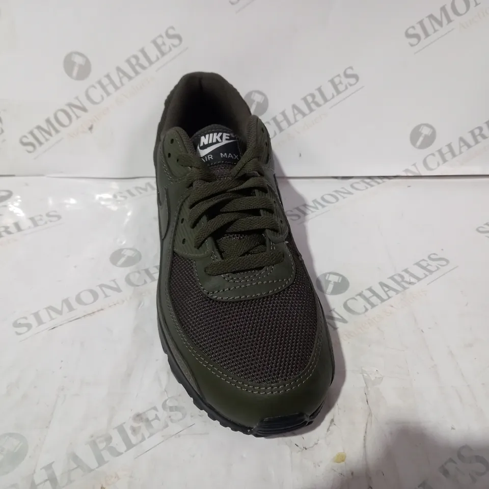 BOXED PAIR OF NIKE AIR MAX SHOES IN SAGE GREEN UK SIZE 9