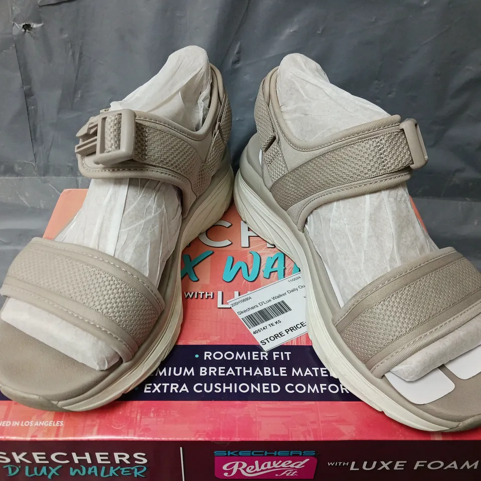 BOXED SKECHERS DLUX WALKER DAILY SHOES IN TAUPE - SIZE 5