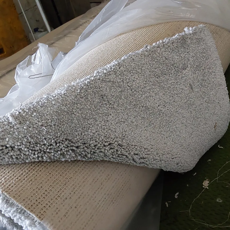 ROLL OF QUALITY SENSATION ORIGINAL CAPE DIAMOND CARPET // SIZE: APPROXIMATELY 4 X 3.1m
