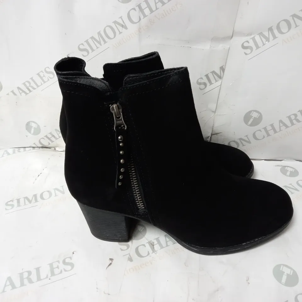 BOXED PAIR OF SKECHERS TAXI ZIPPER BOOTIES UK SIZE 4.5