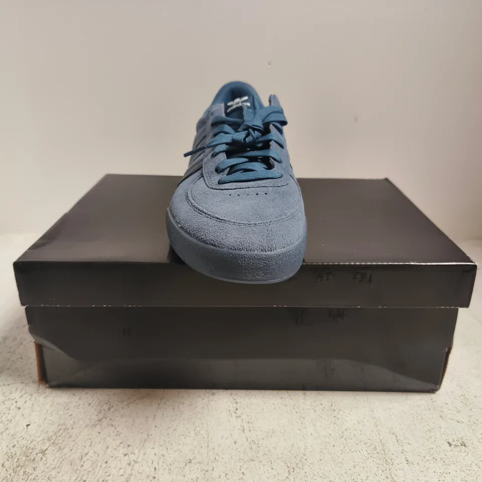 BOXED PAIR OF ADIDAS GLENBURN TRAINERS IN NAVY SIZE UK 10