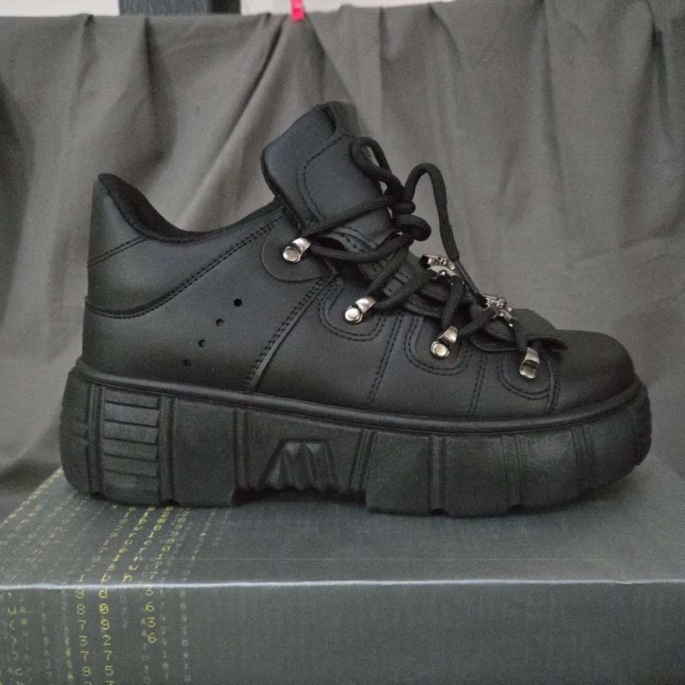 BOXED KOI RIMO CORE CHUNKY BLACK TRAINERS - UK 7 