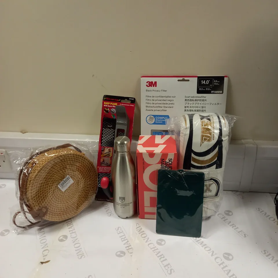 LOT OF APPROX 20 HOUSEHOLD ITEMS TO INCLUDE BOXING GLOVES, WATER BOTTLE AND NEILSEN RASP PLANE