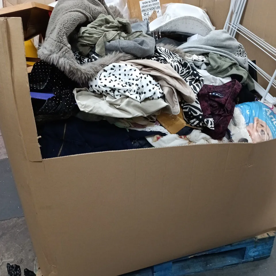 PALLET OF A LARGE QUANTITY OF ASSORTED ITEMS INCLUDING CORD HIDER , DUVET , CLOTHES MAIDEN AND ANDREX TOILET ROLL