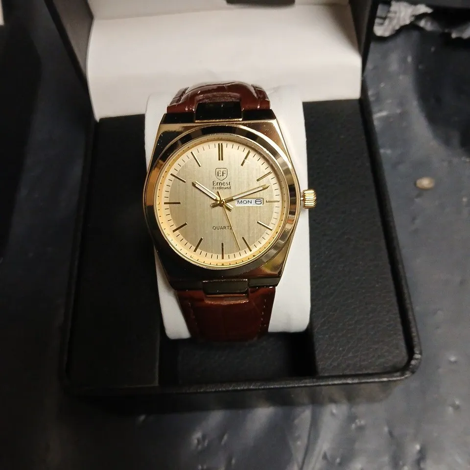 ERNEST FERDINAND QUARTZ WRISTWATCH – GOLD TONE CASE, BROWN CROC-PATTERN LEATHER STRAP 