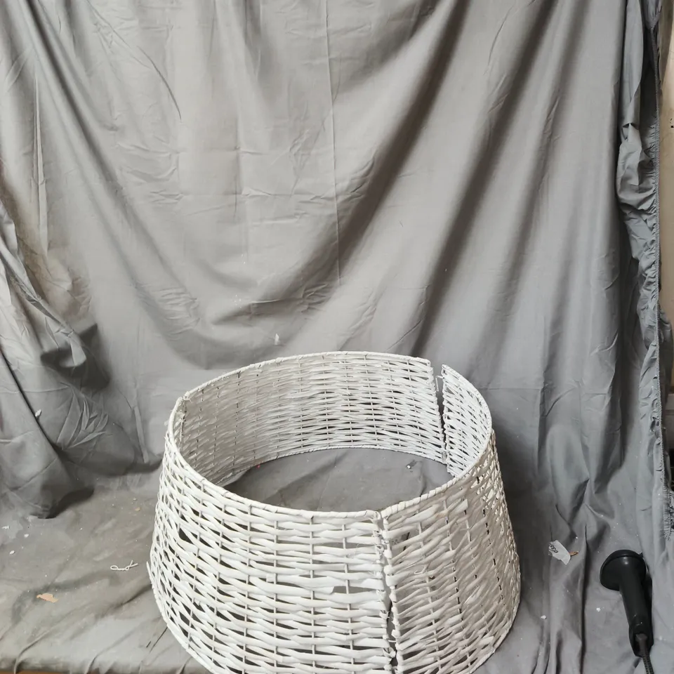 BOX OF APPROXIMATELY 8 ASSORTED ITEMS TO INCLUDE: TREE BASE COVER  AND SNOWFLAKE DECORATION