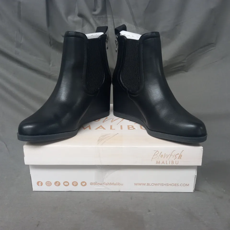 BOXED PAIR OF BLOWFISH MALIBU WEDGE ANKLE BOOTS IN BLACK SIZE 5