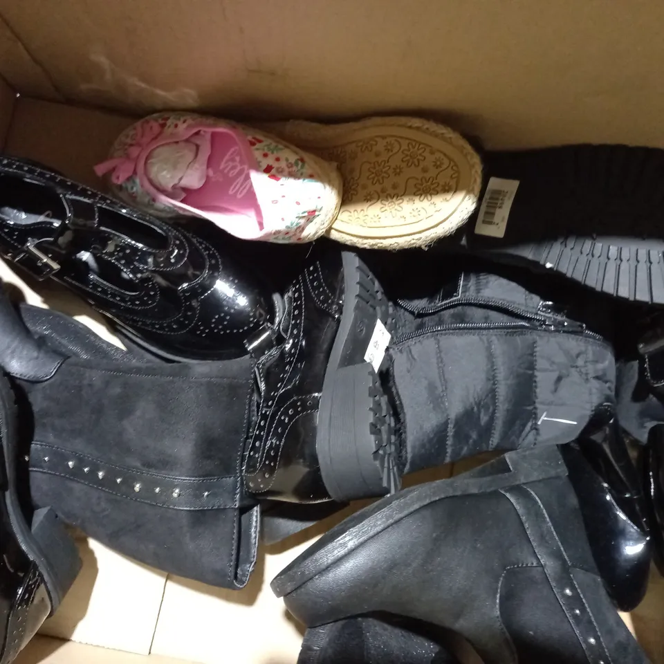 APPROXIMATELY 10 PAIRS OF ASSORTED KIDS SHOES IN VARIOUS STYLES AND SIZES 