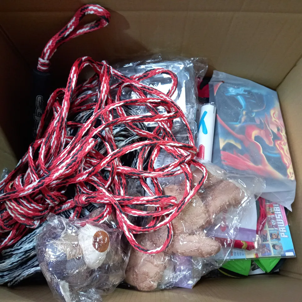 BOX OF APPROX 15 ASSORTED TOYS TO INCLUDE - TRACK RACING - UNO FLIP - LED STARRY PROJECTION LIGHT ECT