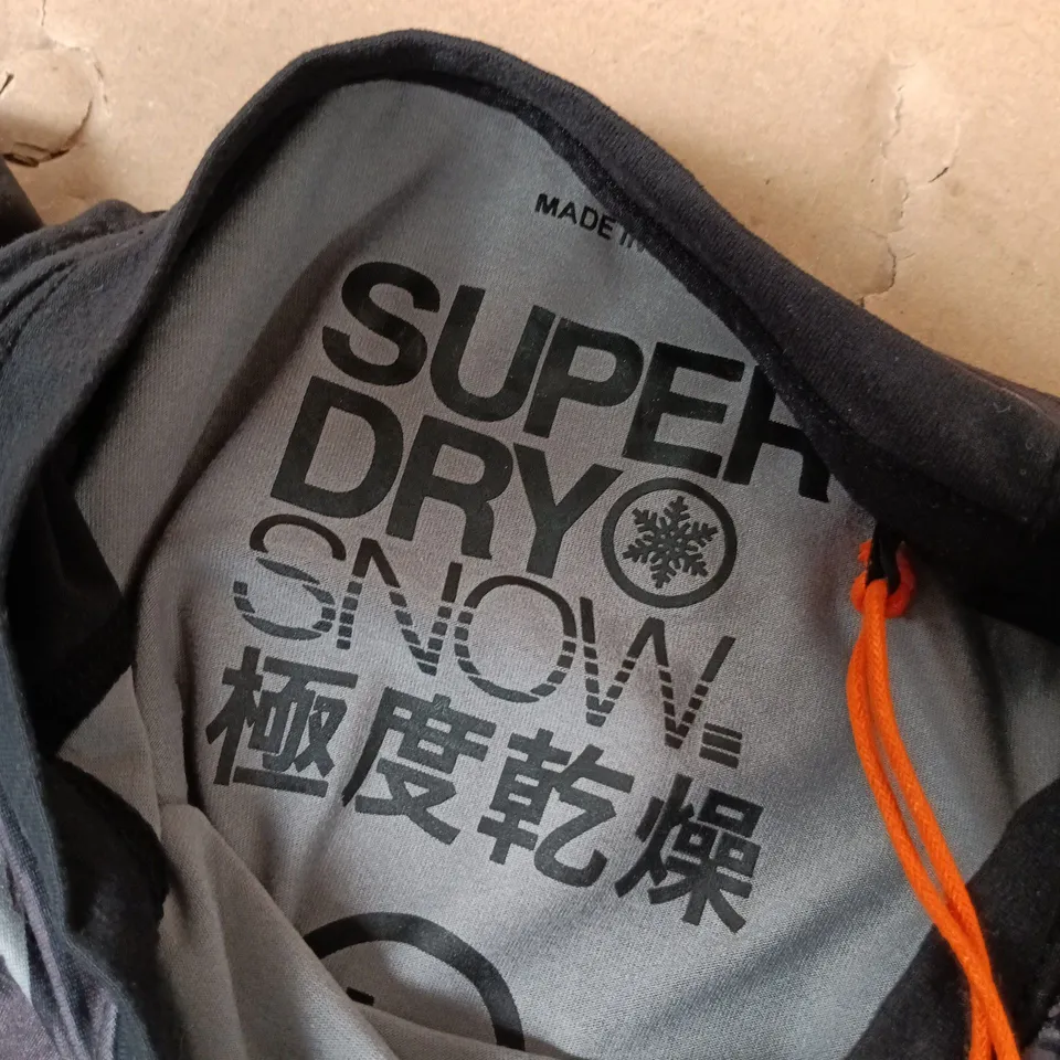 BAGGED SUPERDRY CARBON BASELAYER IN MONO CAMO - LARGE
