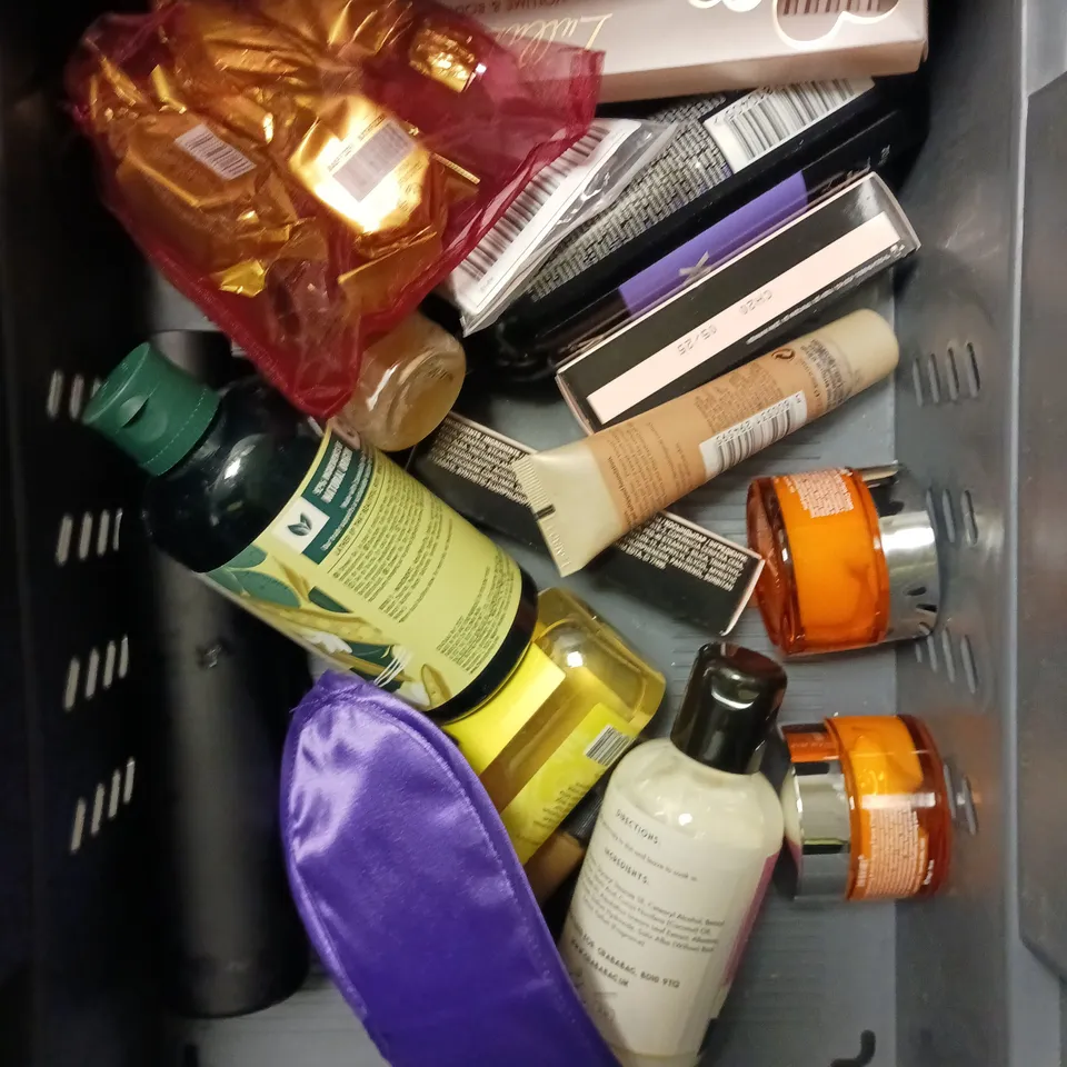 APPROXIMATELY 20 ASSORTED HEALTH & BEAUTY PRODUCTS TO INCLUDE BUM MASK, NIP+FAB NIGHT PADS, TRESEMMÉ SHAMPOO ETC