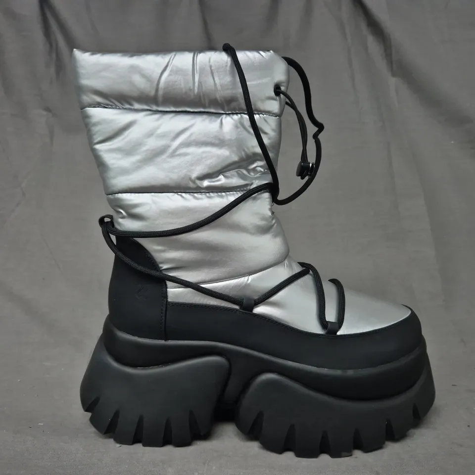 BOXED PAIR OF KOI A GLASS MIRAGE SNOW BOOTS IN STEEL UK SIZE 6