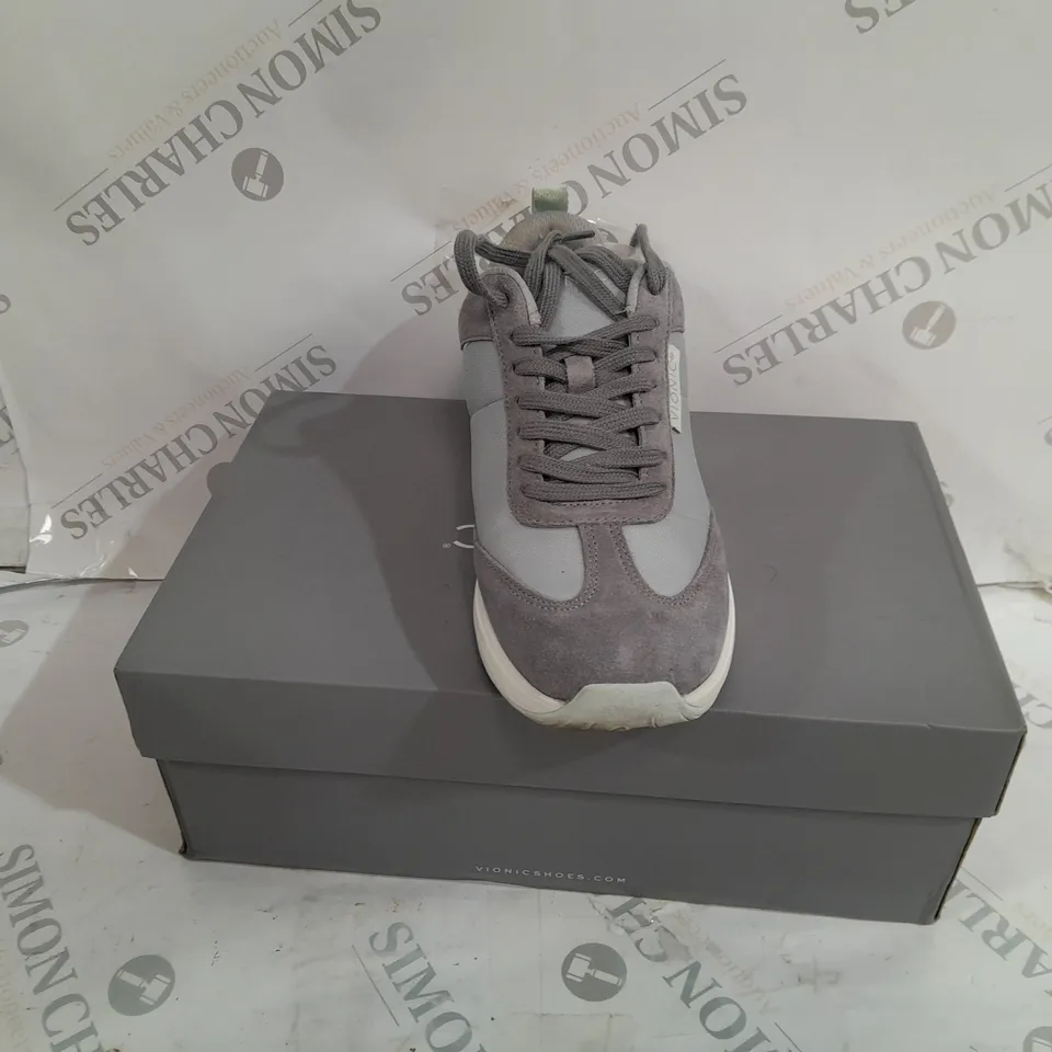 BOXED VIONIC TRAINERS IN GREY SIZE 5,5