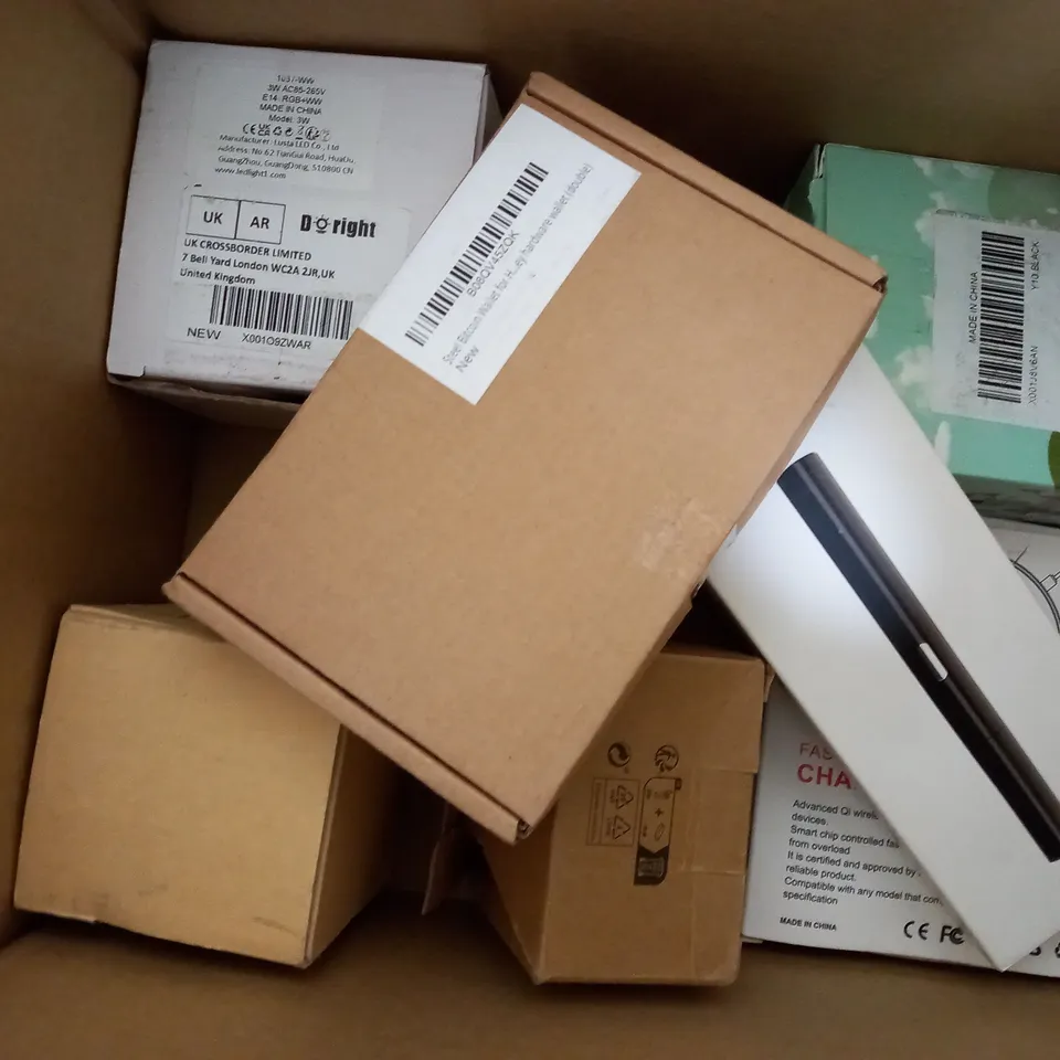 APPROXIMATELY 10 ASSORTED ITEMS TO INCLUDE FEIPUQU R3 PRO SMARTWATCH, FULLMOSA SMARTWATCH STRAP AND CASE, KUIZIL Q76 WIRELESS EARBUDS ETC.