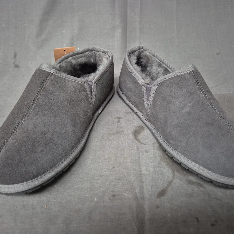 BOXED PAIR OF FENLAND MEN'S SLIP-ON SLIPPERS IN GREY SIZE 9/10