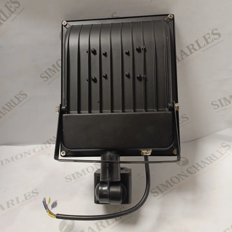 BOXED GOODWIN FLOODLIGHT WITH SENSOR  220-240V - GW6610