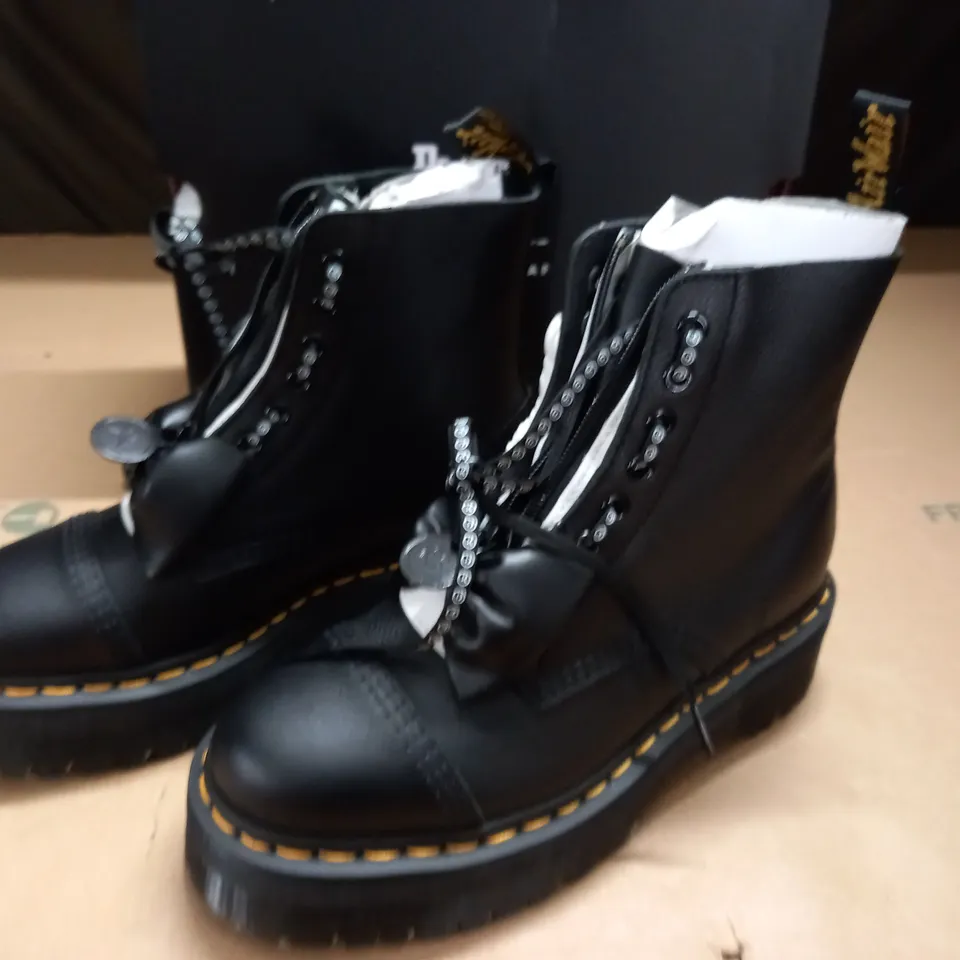 BOXED PAIR OF DR MARTENS LAZY OAF SINCLAIR LO BLACK BOOTS - UK 6