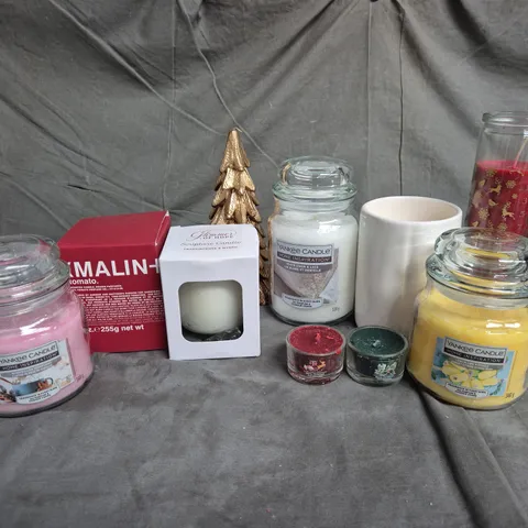 APPROXIMATELY 10 ASSORTED CANDLES TO INCLUDE - YANKEE CANDLE MARSHMALLOW SNOWFLAKES - RAE DUNN PUMPKIN SPICE - MALIN + GOETZ TOMATO - ETC - COLLECTION ONLY