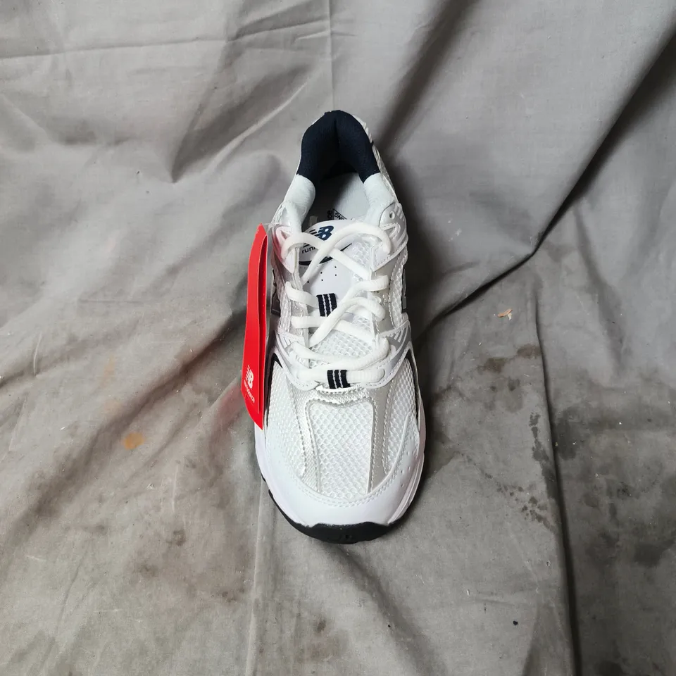 UNBOXED NEW BALANCE WHITE RUNNING SHOES – ATHLETIC TRAINERS UK SIZE 7.5