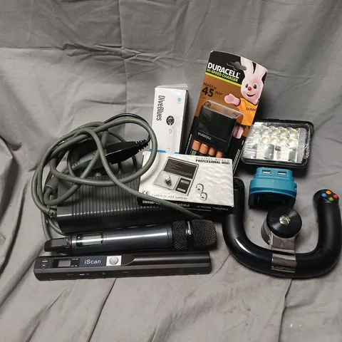 APPROXIMATELY 12 ASSORTED ELECTRICAL ITEMS TO INCLUDE AC POWER ADAPTOR, MINI DIGITAL SCALE, DURACELL HI-SPEED CHARGER, ETC