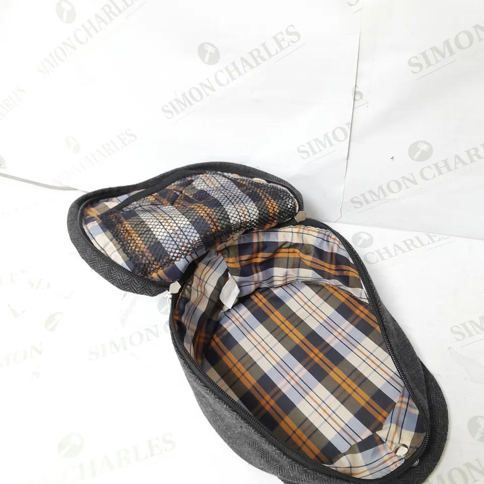 COUNTRY TWEED MEN'S WASHBAG IN GREY WITH PLAID INTERIOR