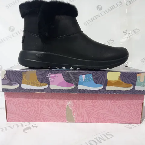BOXED PAIR OF SKECHERS GO WALK BOOTS IN BLACK UK SIZE 6