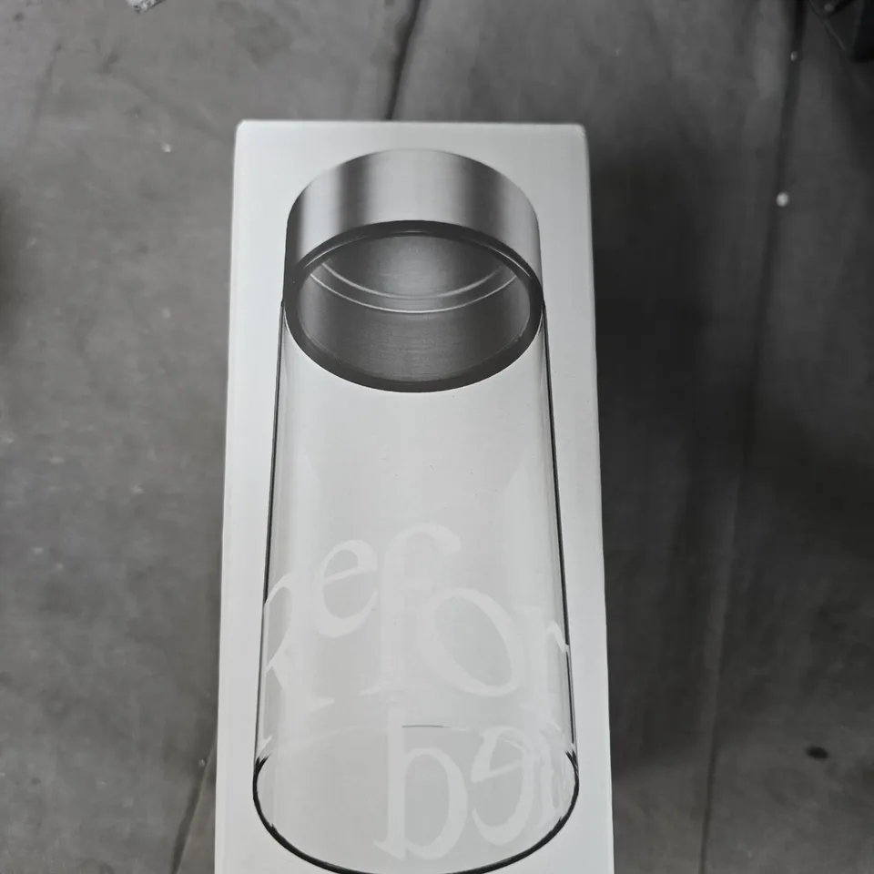 TOTE OF APPROXIMATELY 10 ASSORTED GLASS/CERAMICS TO INCLUDE: COFFEE CUP AND GLASS BOTTLE